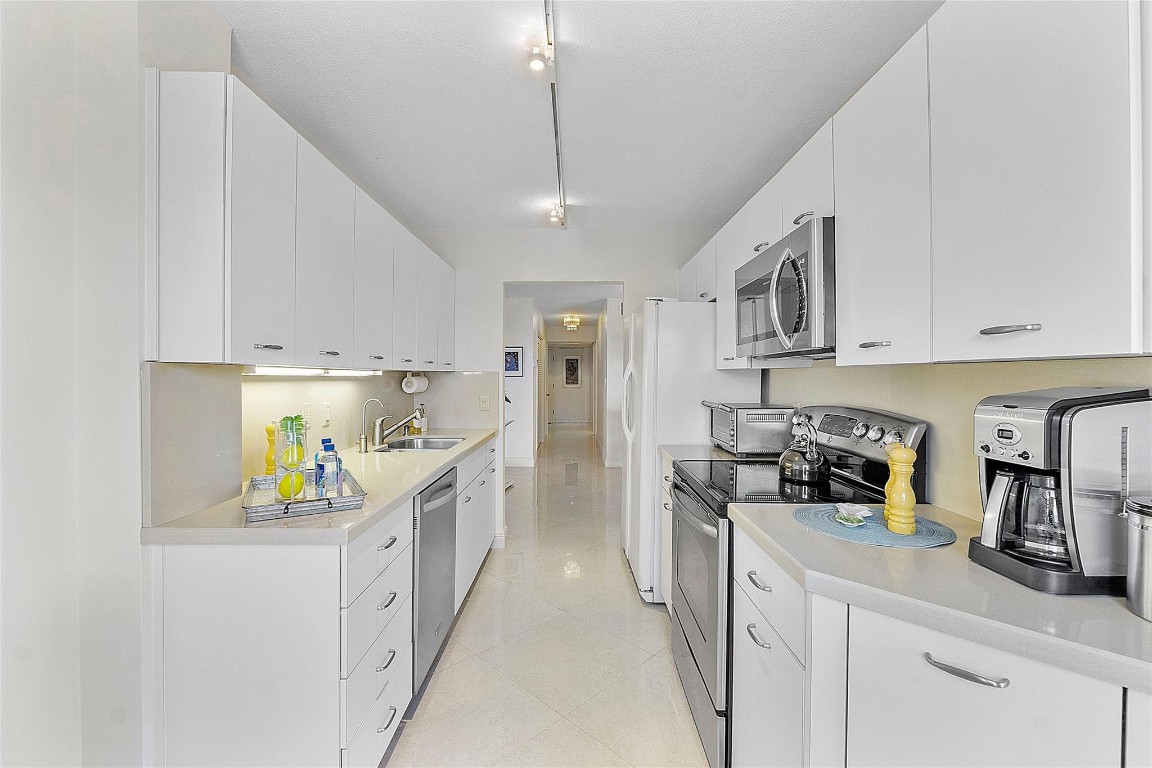 1051 Hillsboro Mile 511E