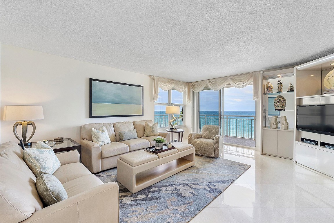 1051 Hillsboro Mile 511E