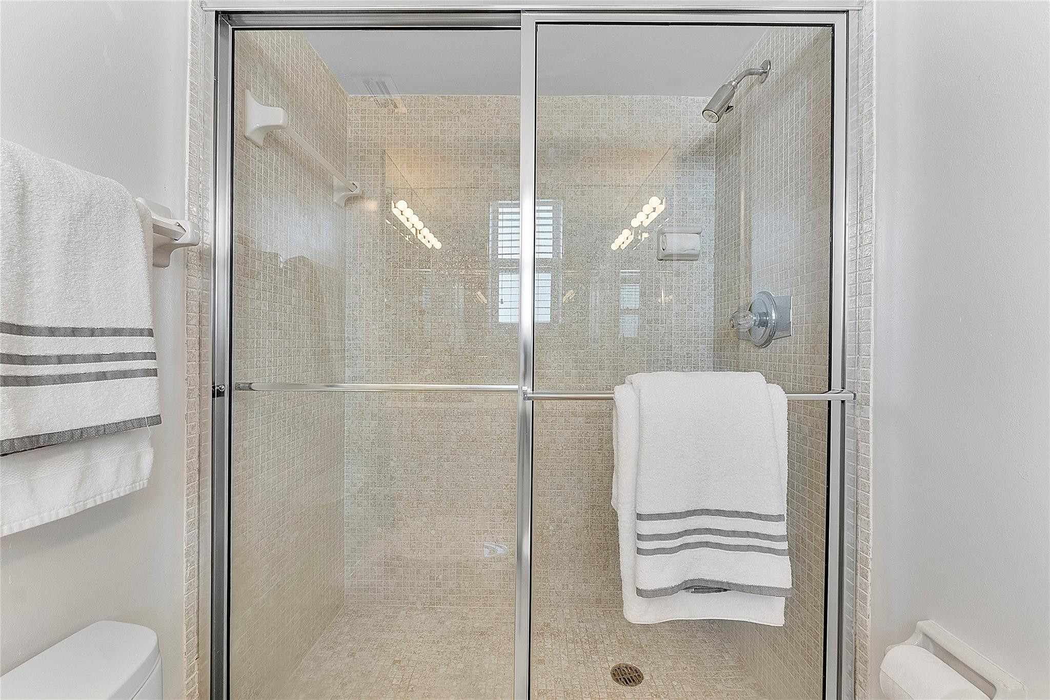 1051 Hillsboro Mile 511E