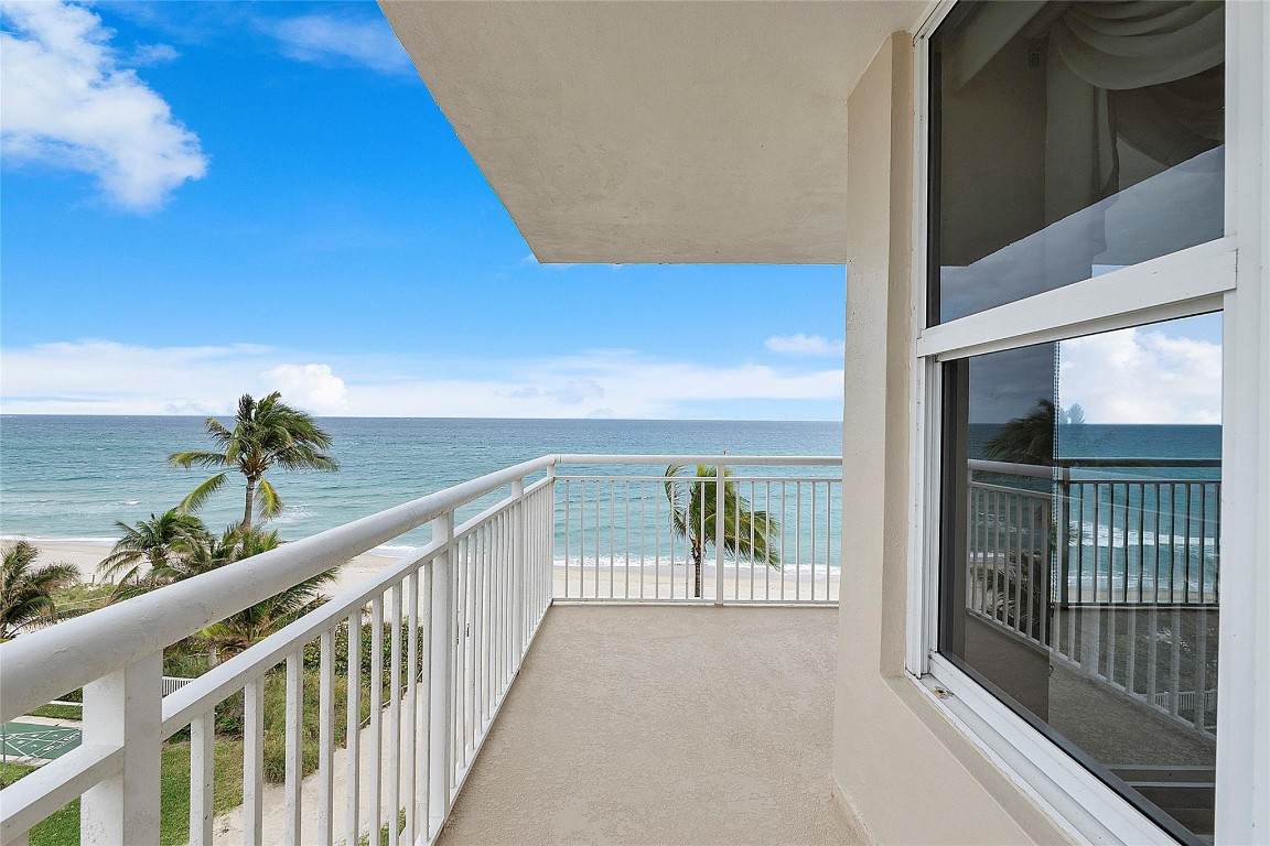 1051 Hillsboro Mile 511E