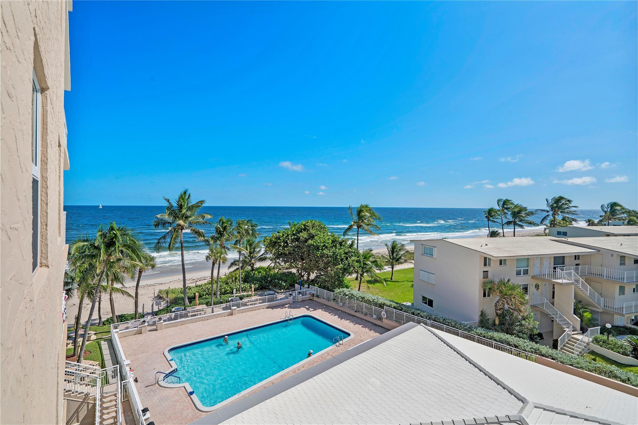 1051 Hillsboro Mile 511E