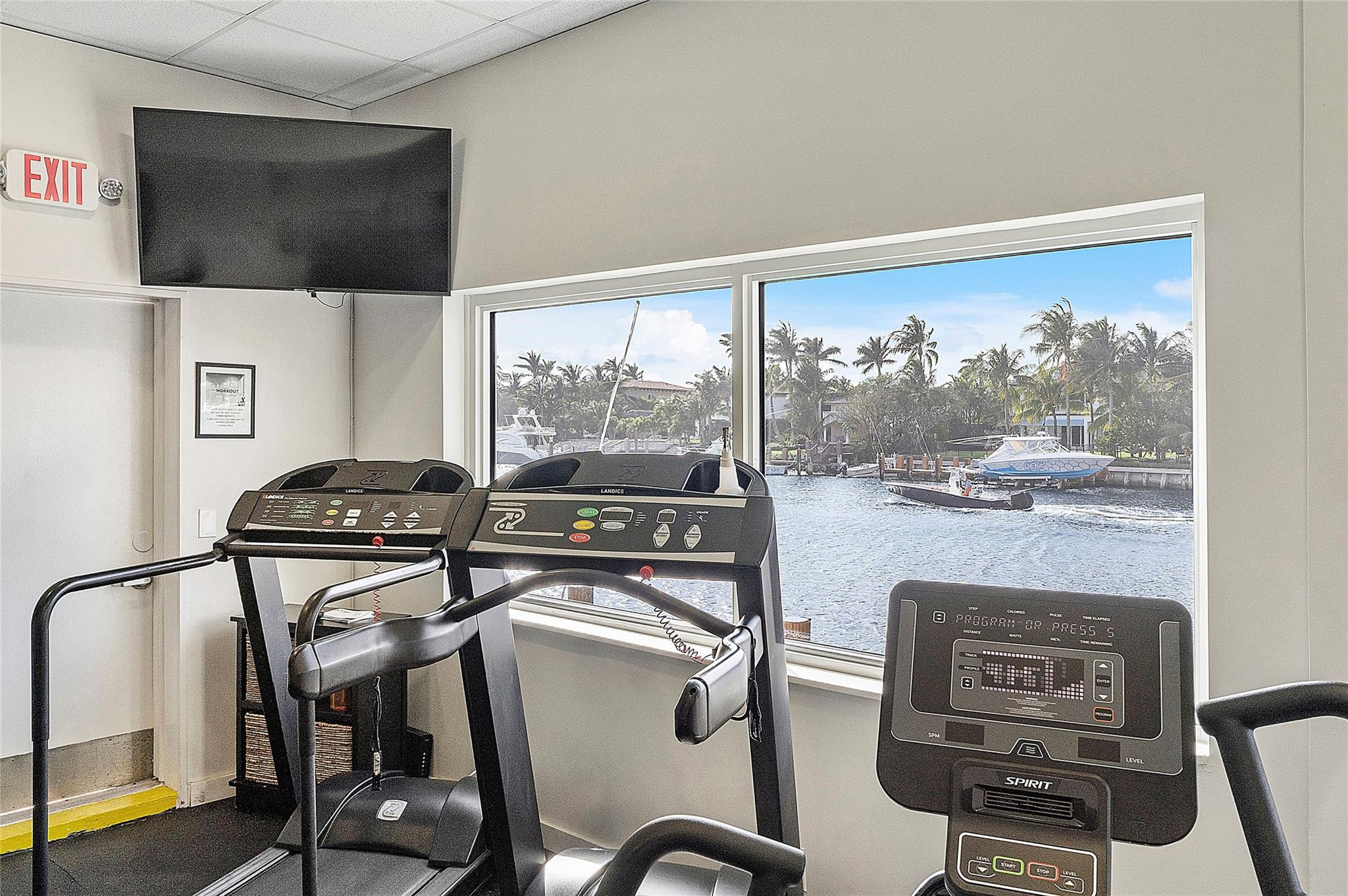 1051 Hillsboro Mile 511E