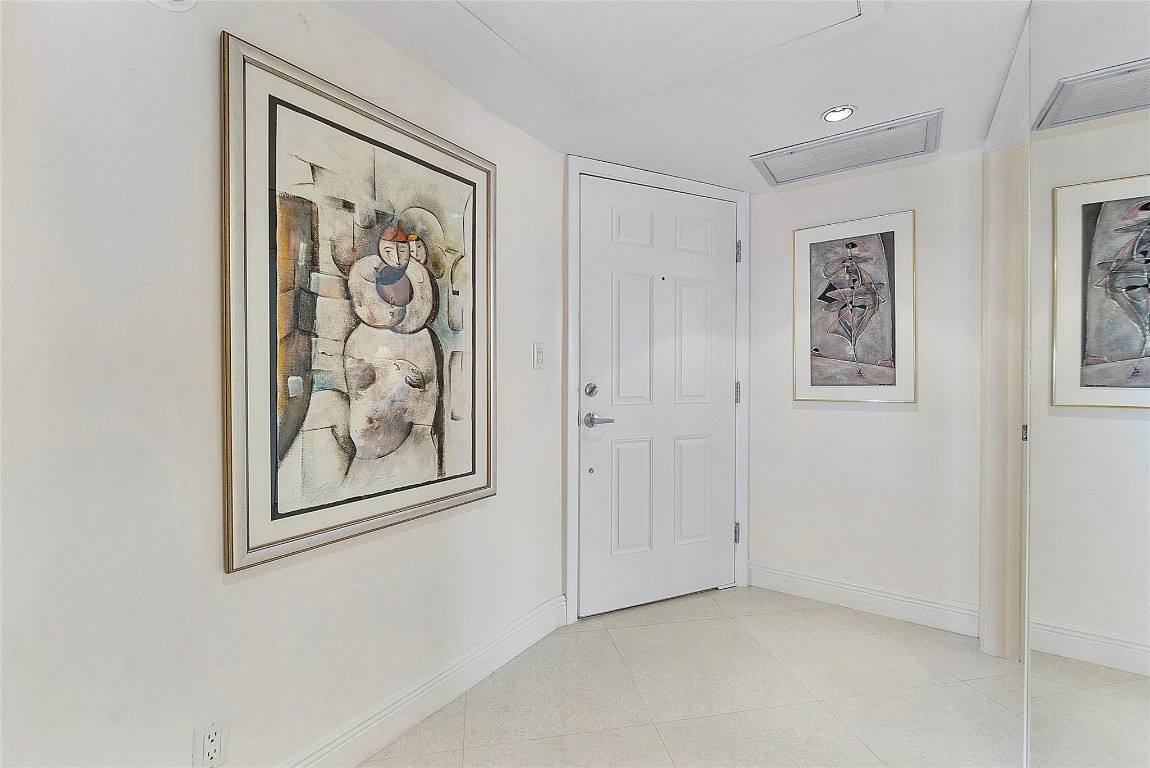 1051 Hillsboro Mile 511E