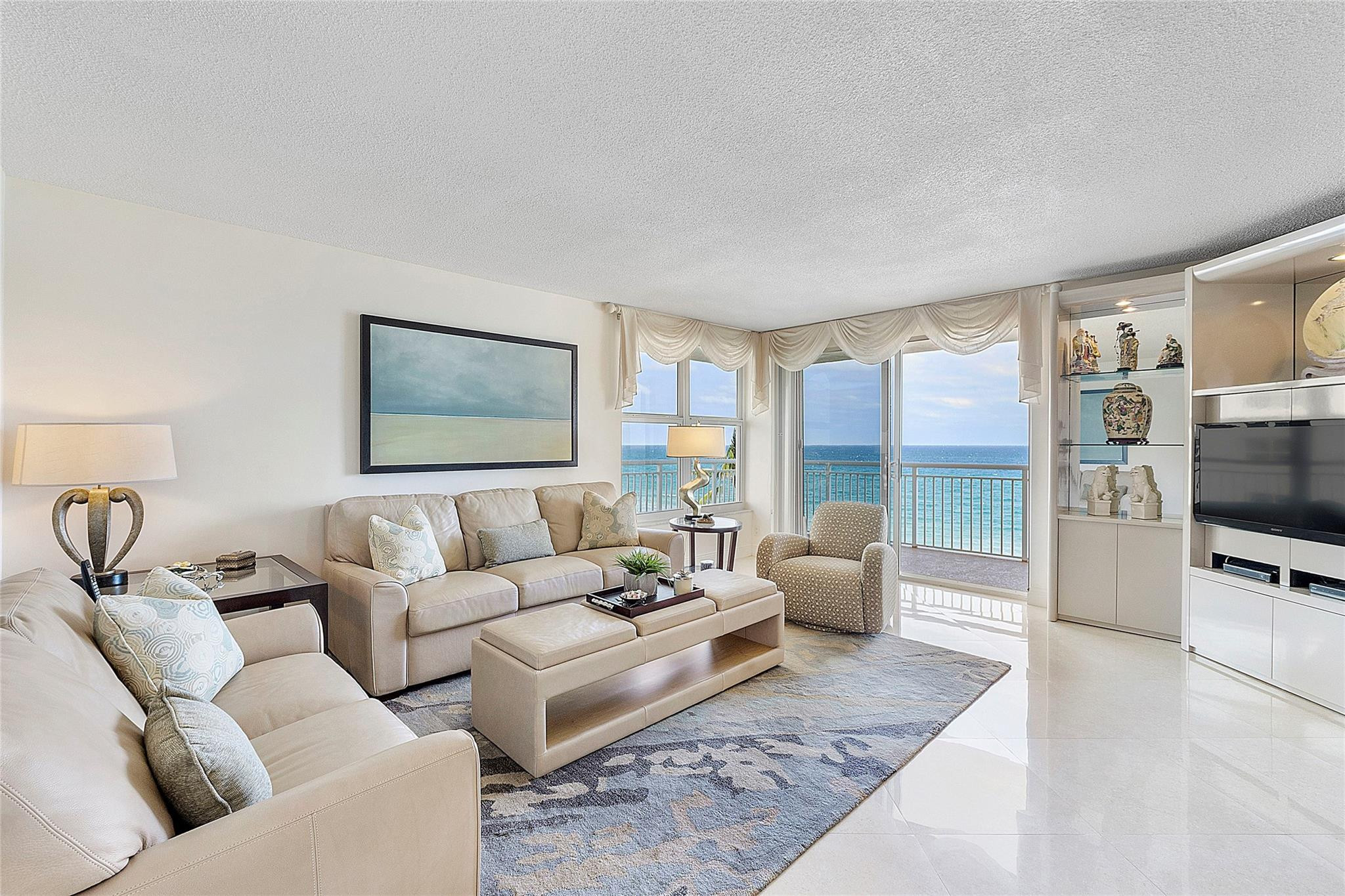 1051 Hillsboro Mile 511E