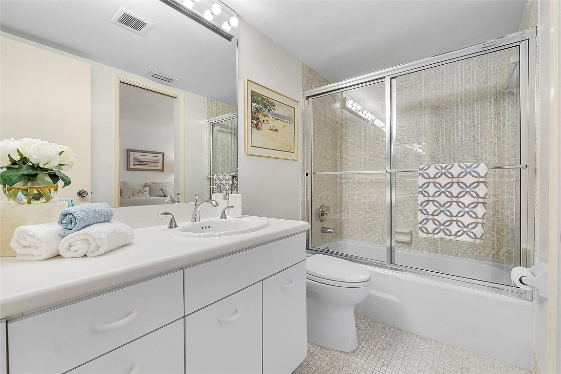 1051 Hillsboro Mile 511E