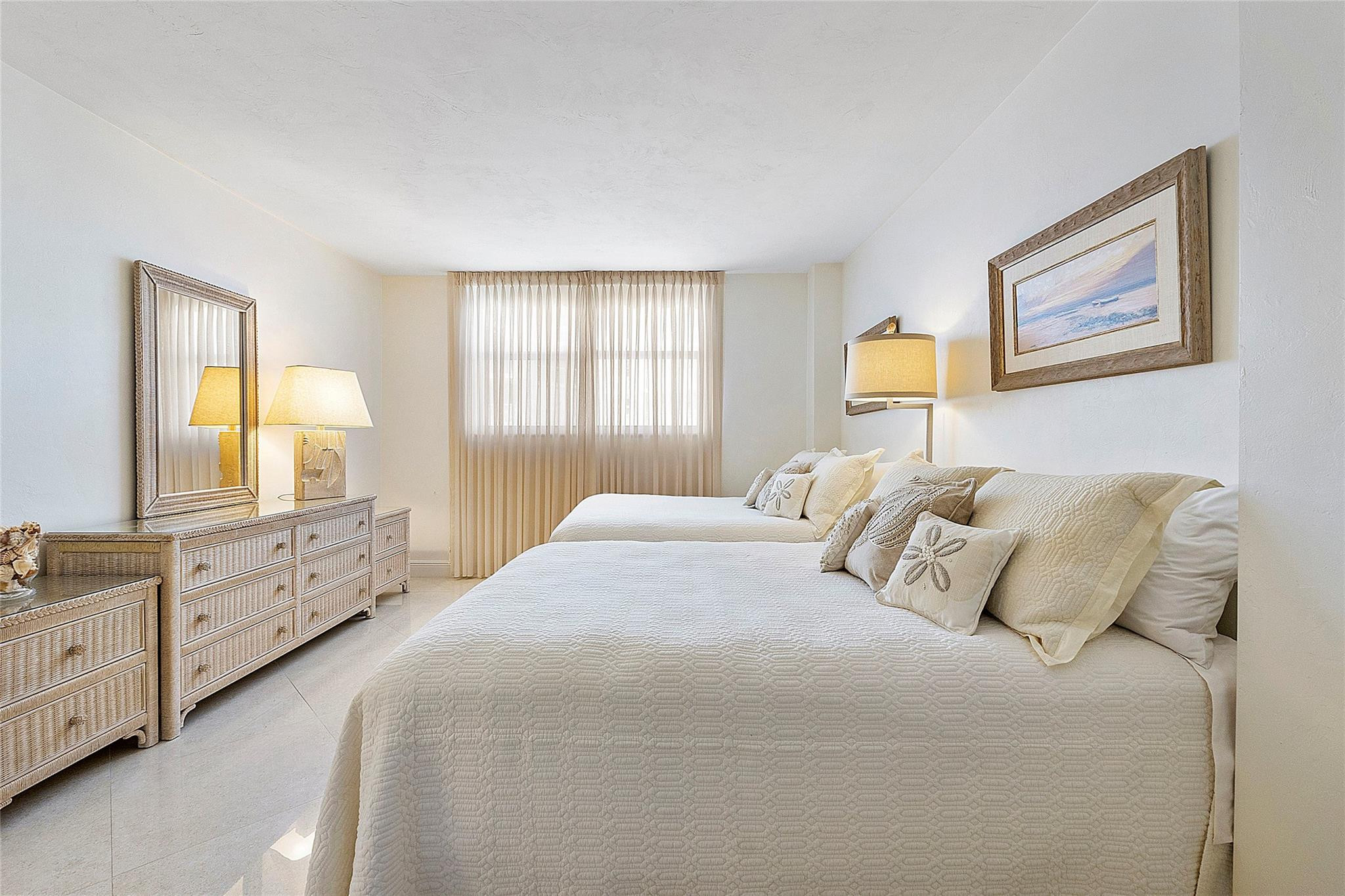 1051 Hillsboro Mile 511E