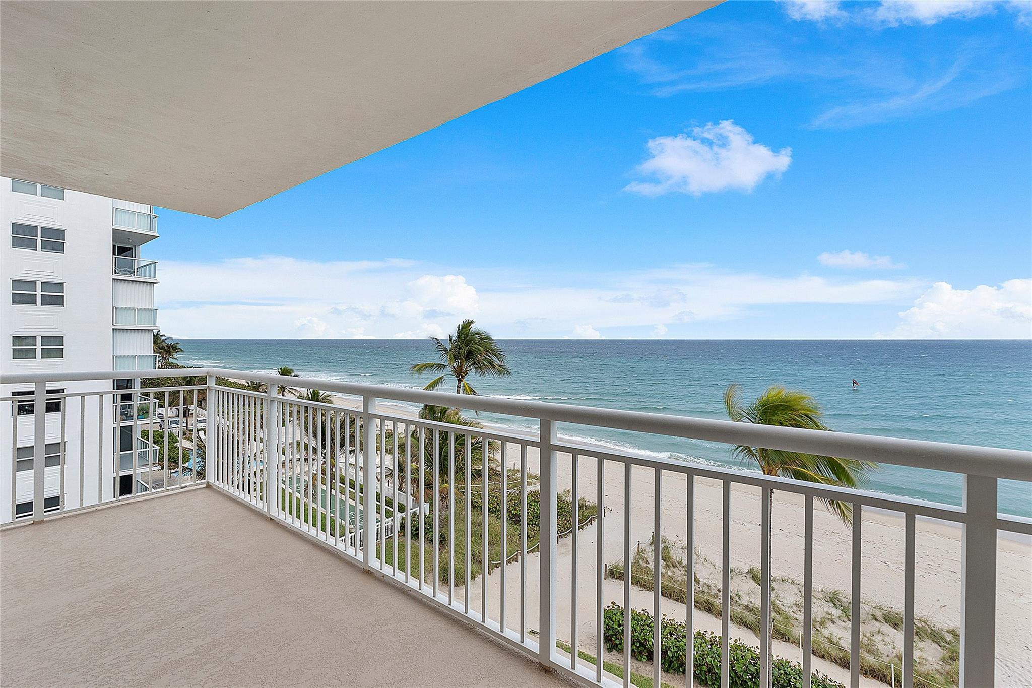 1051 Hillsboro Mile 511E