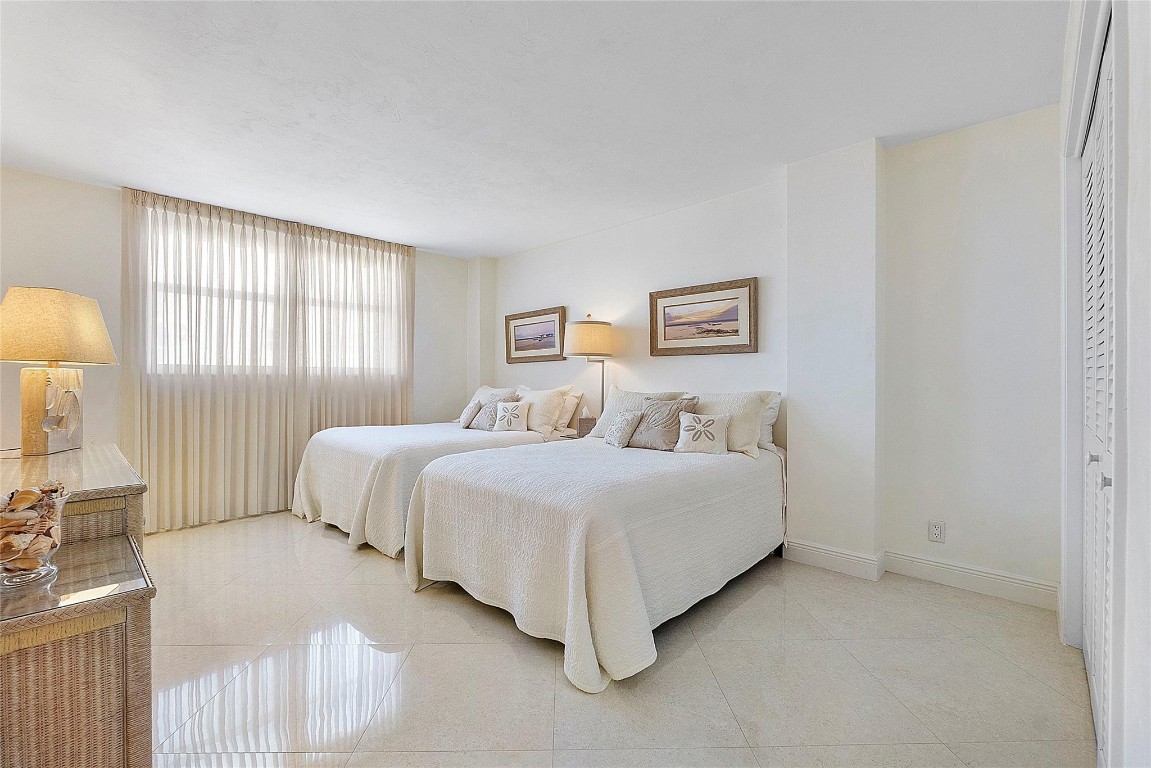 1051 Hillsboro Mile 511E