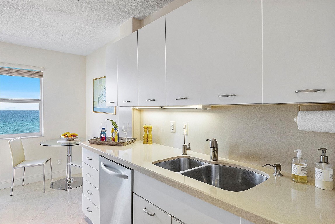 1051 Hillsboro Mile 511E