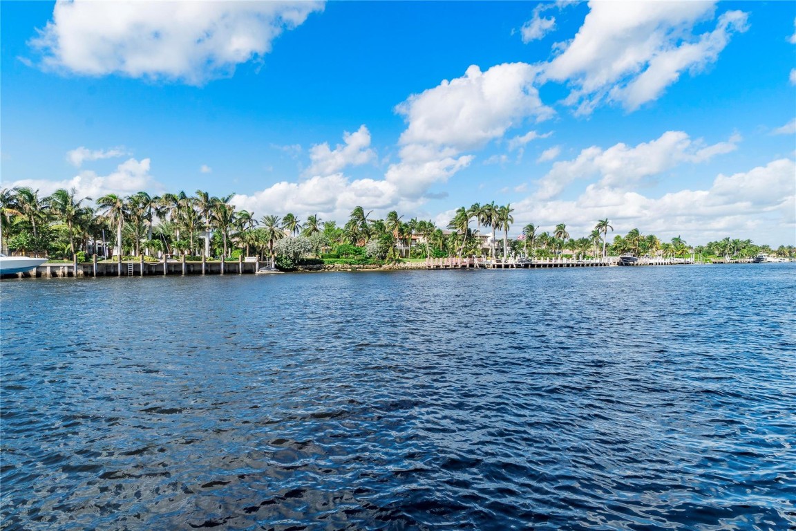 1051 Hillsboro Mile 511E