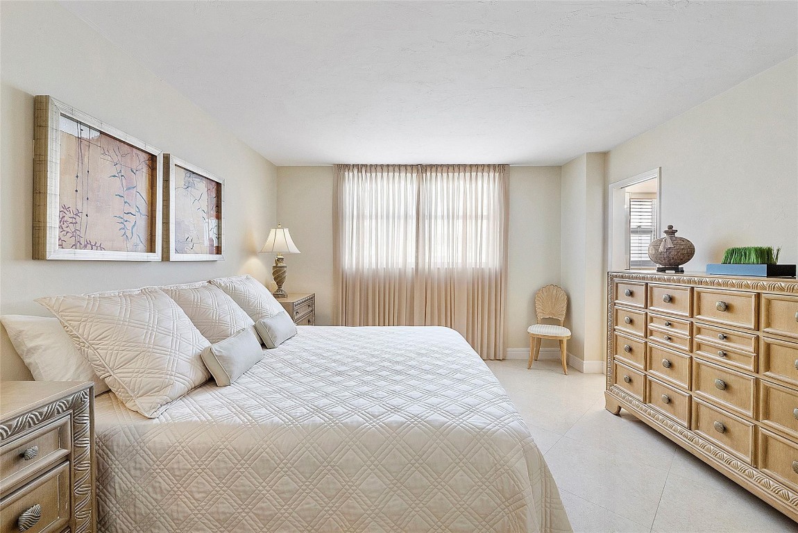 1051 Hillsboro Mile 511E