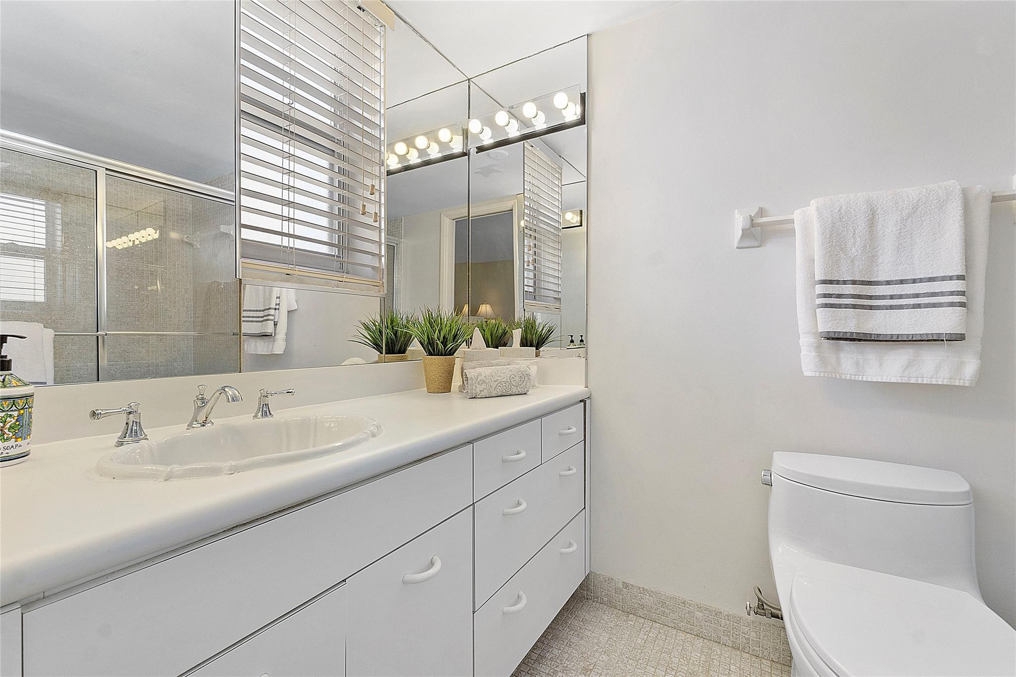 1051 Hillsboro Mile 511E