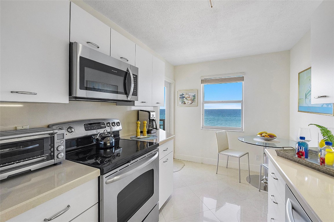 1051 Hillsboro Mile 511E