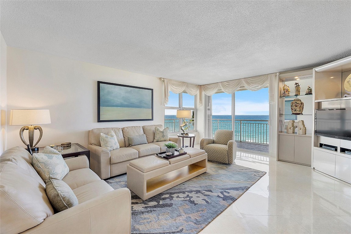 1051 Hillsboro Mile 511E