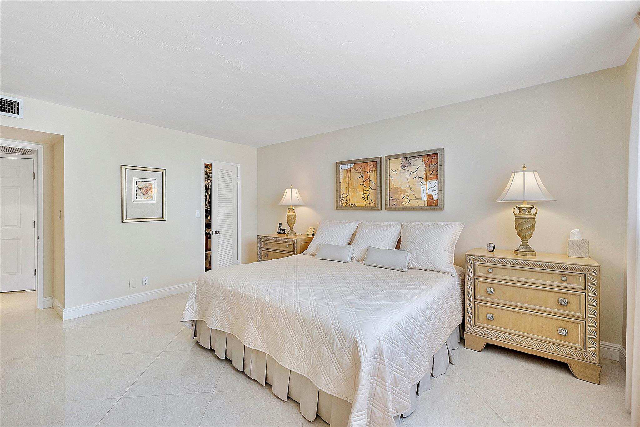 1051 Hillsboro Mile 511E