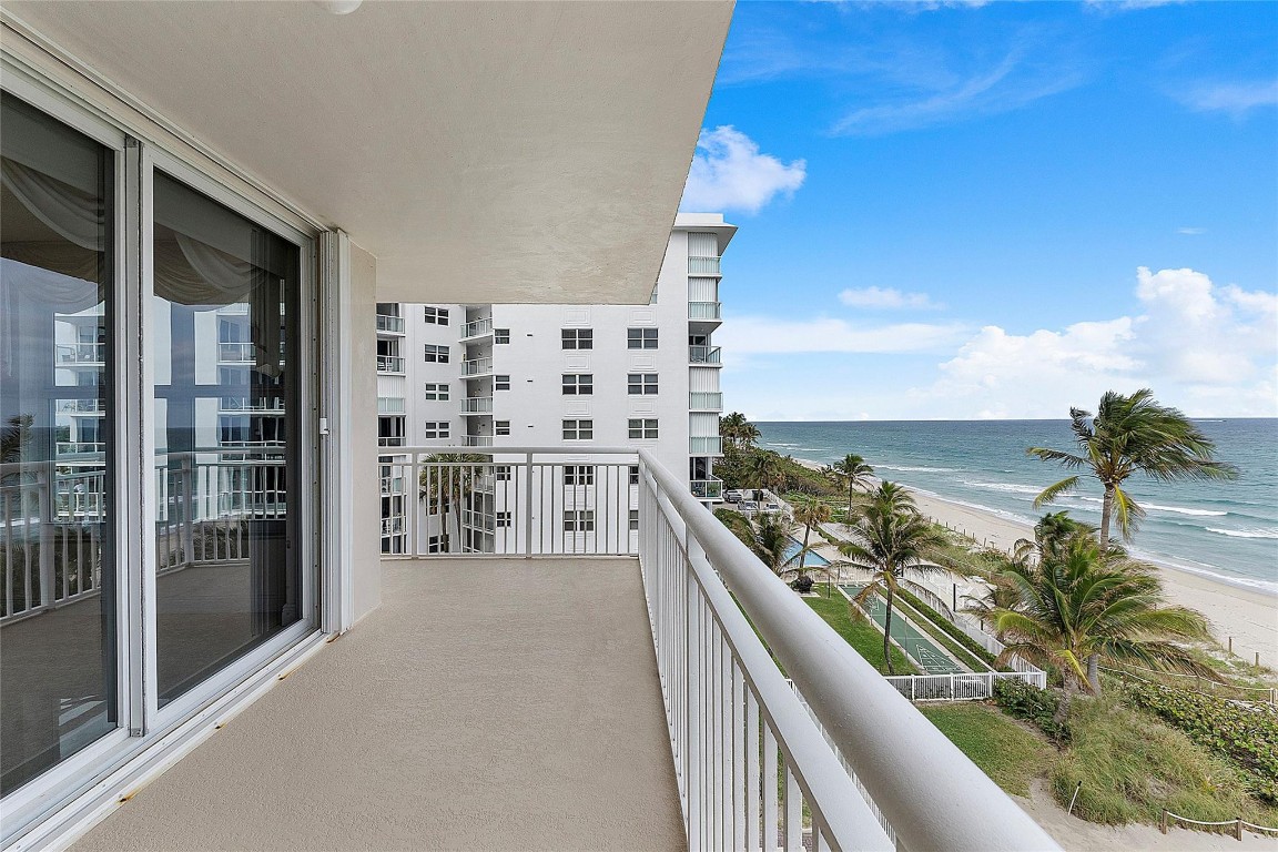 1051 Hillsboro Mile 511E