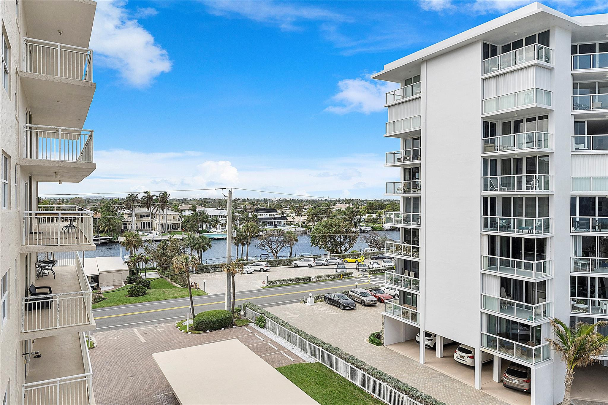 1051 Hillsboro Mile 511E