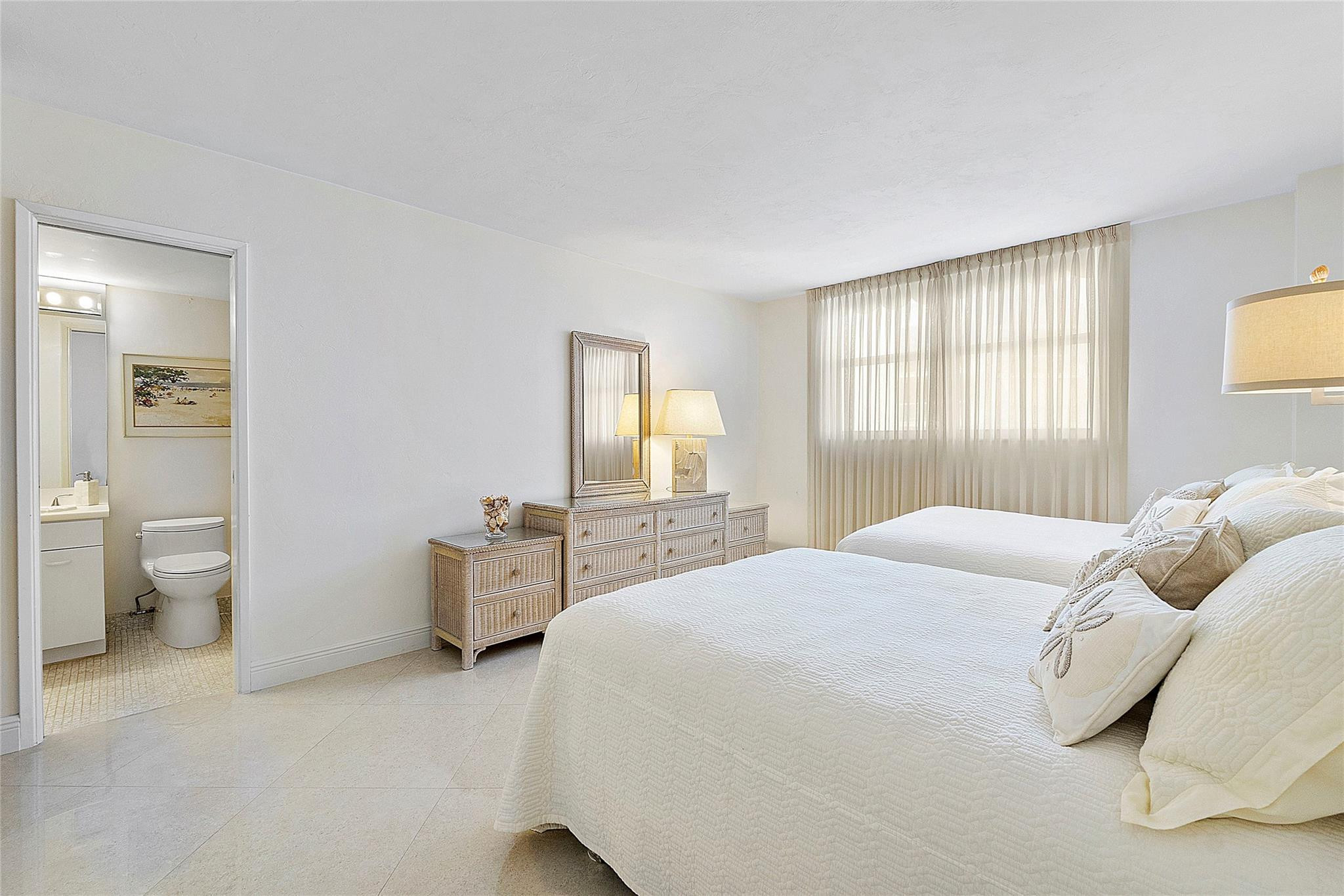 1051 Hillsboro Mile 511E