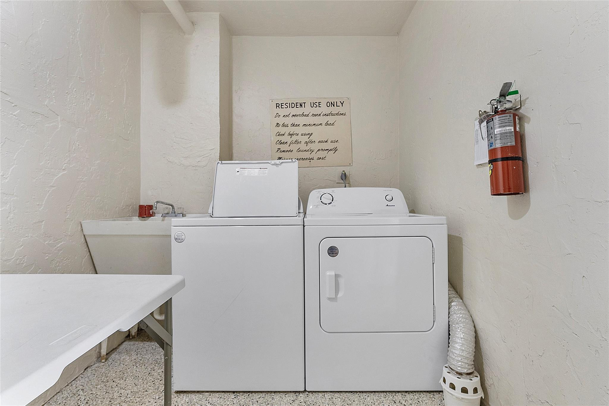 1051 Hillsboro Mile 511E