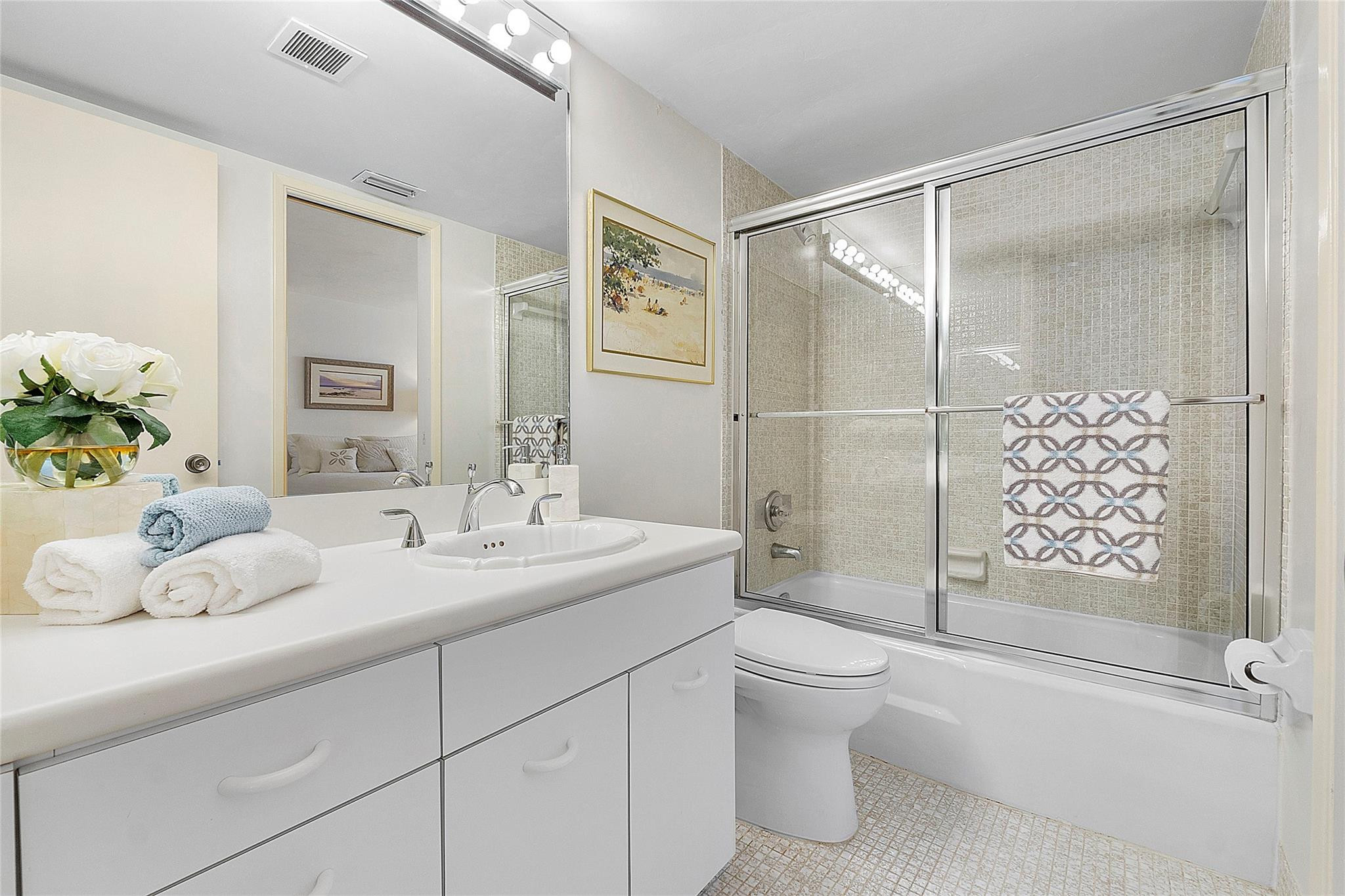 1051 Hillsboro Mile 511E