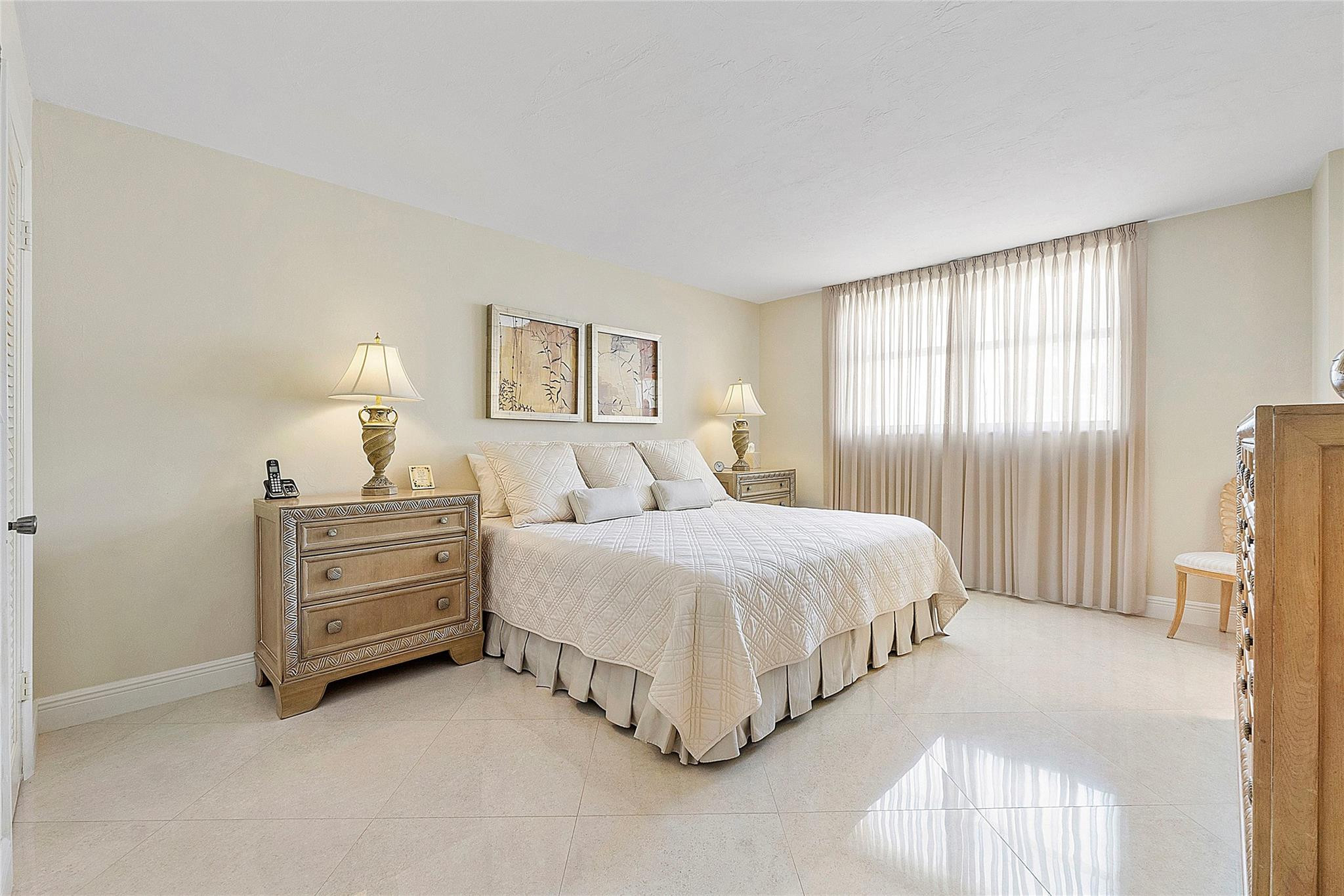 1051 Hillsboro Mile 511E