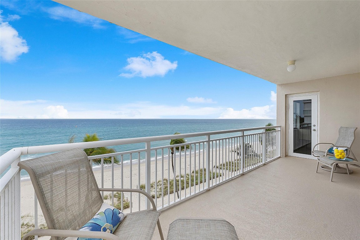 1051 Hillsboro Mile 511E