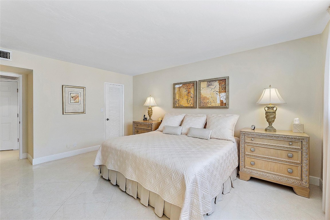 1051 Hillsboro Mile 511E