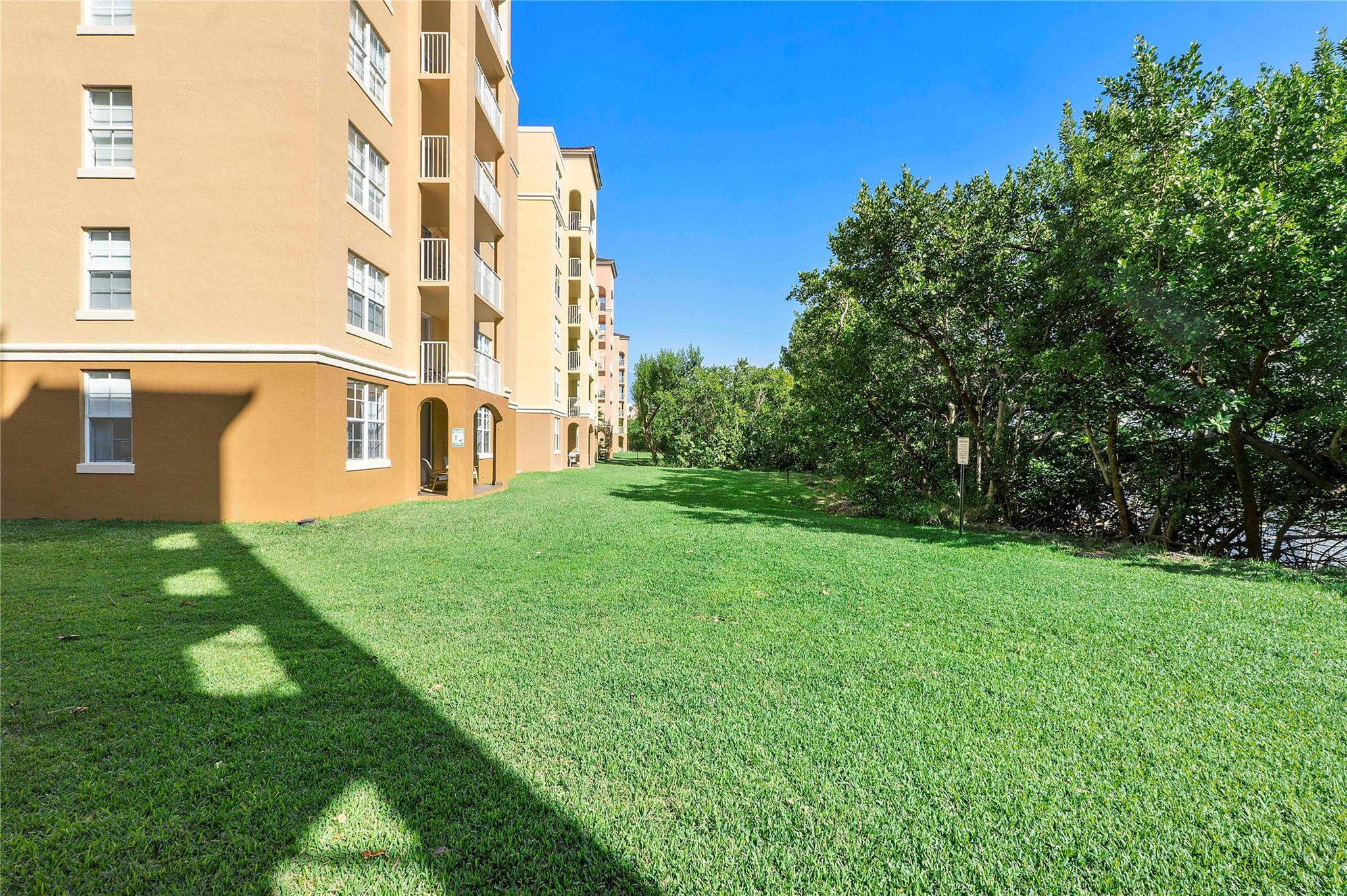 19601 E Country Club Dr 7-108