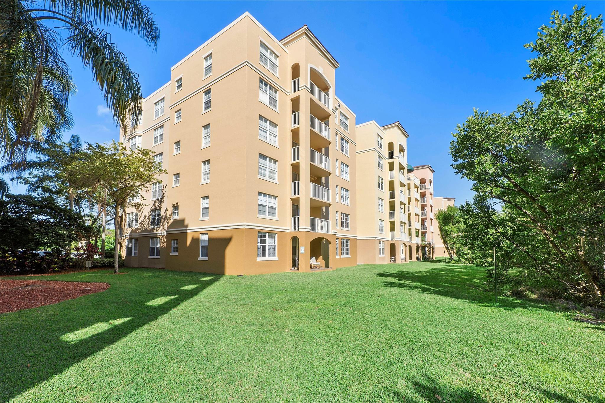 19601 E Country Club Dr 7-108