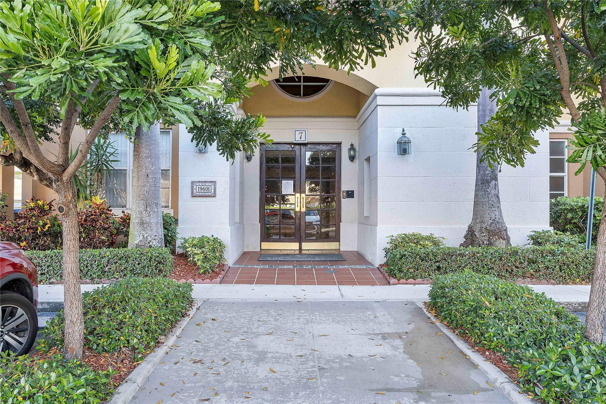 19601 E Country Club Dr 7-108