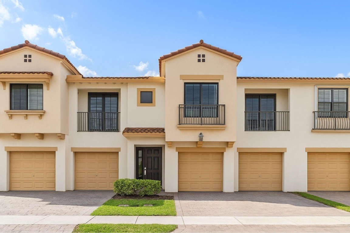 4716 N Grand Cypress Cir N 4716