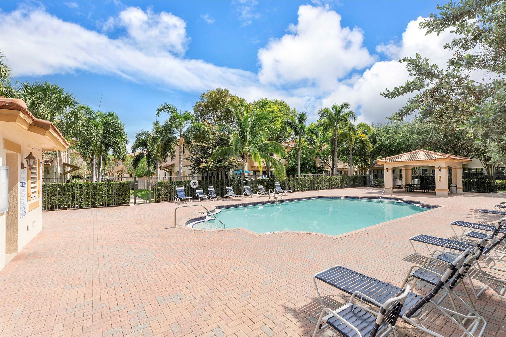 4716 N Grand Cypress Cir N 4716