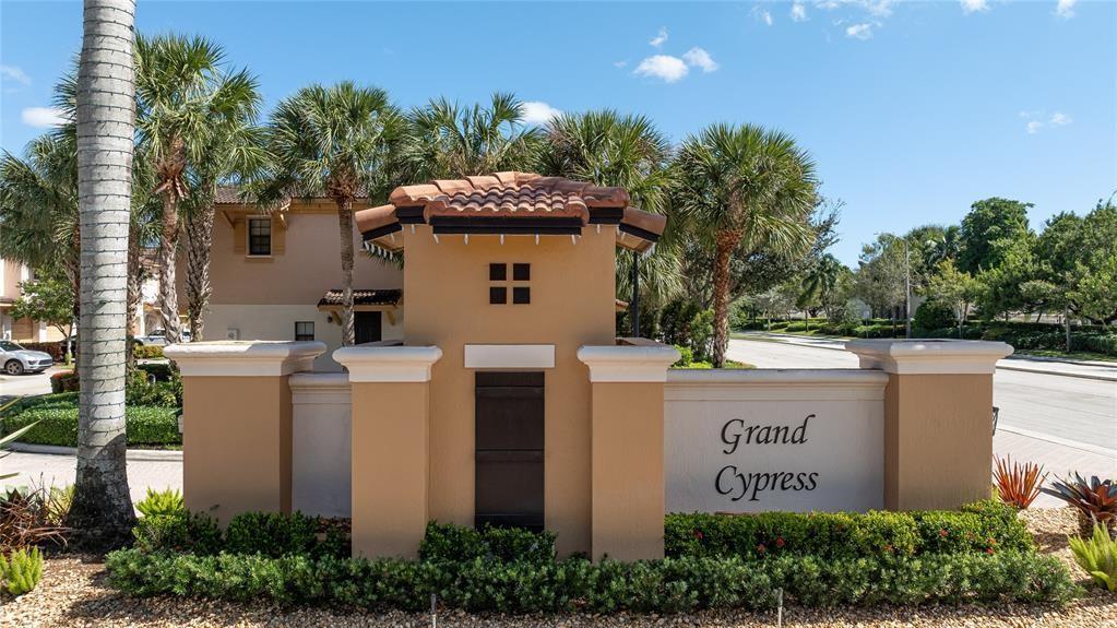 4716 N Grand Cypress Cir N 4716