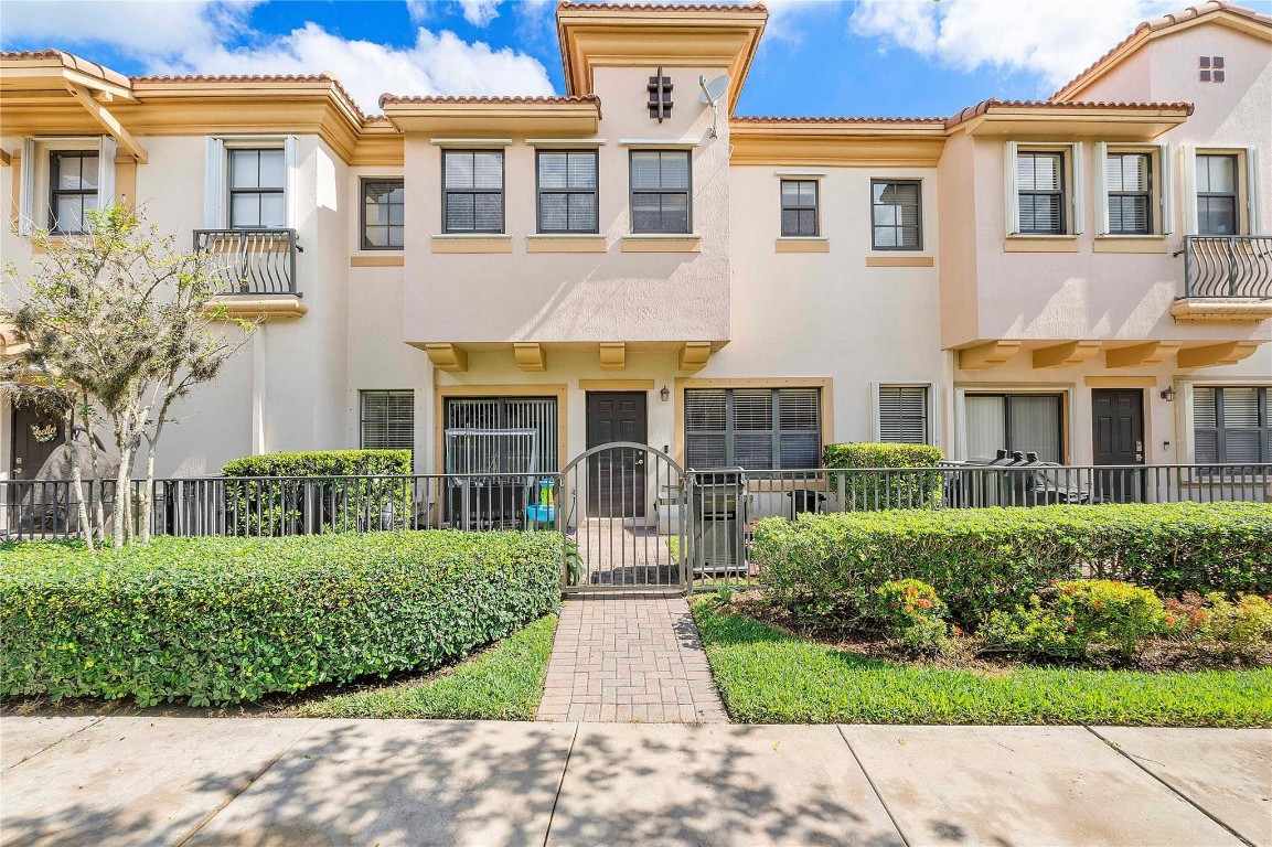 4716 N Grand Cypress Cir N 4716