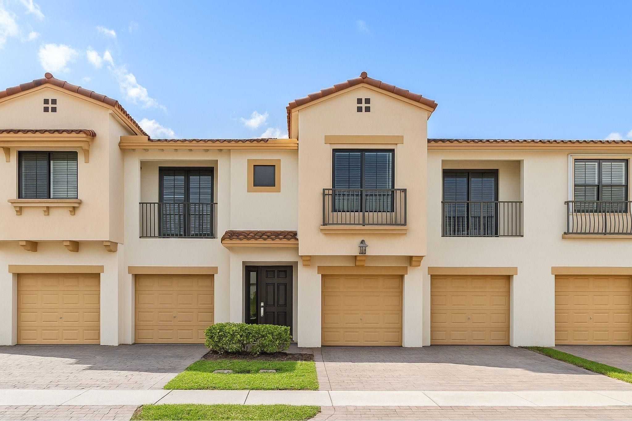 4716 N Grand Cypress Cir N 4716