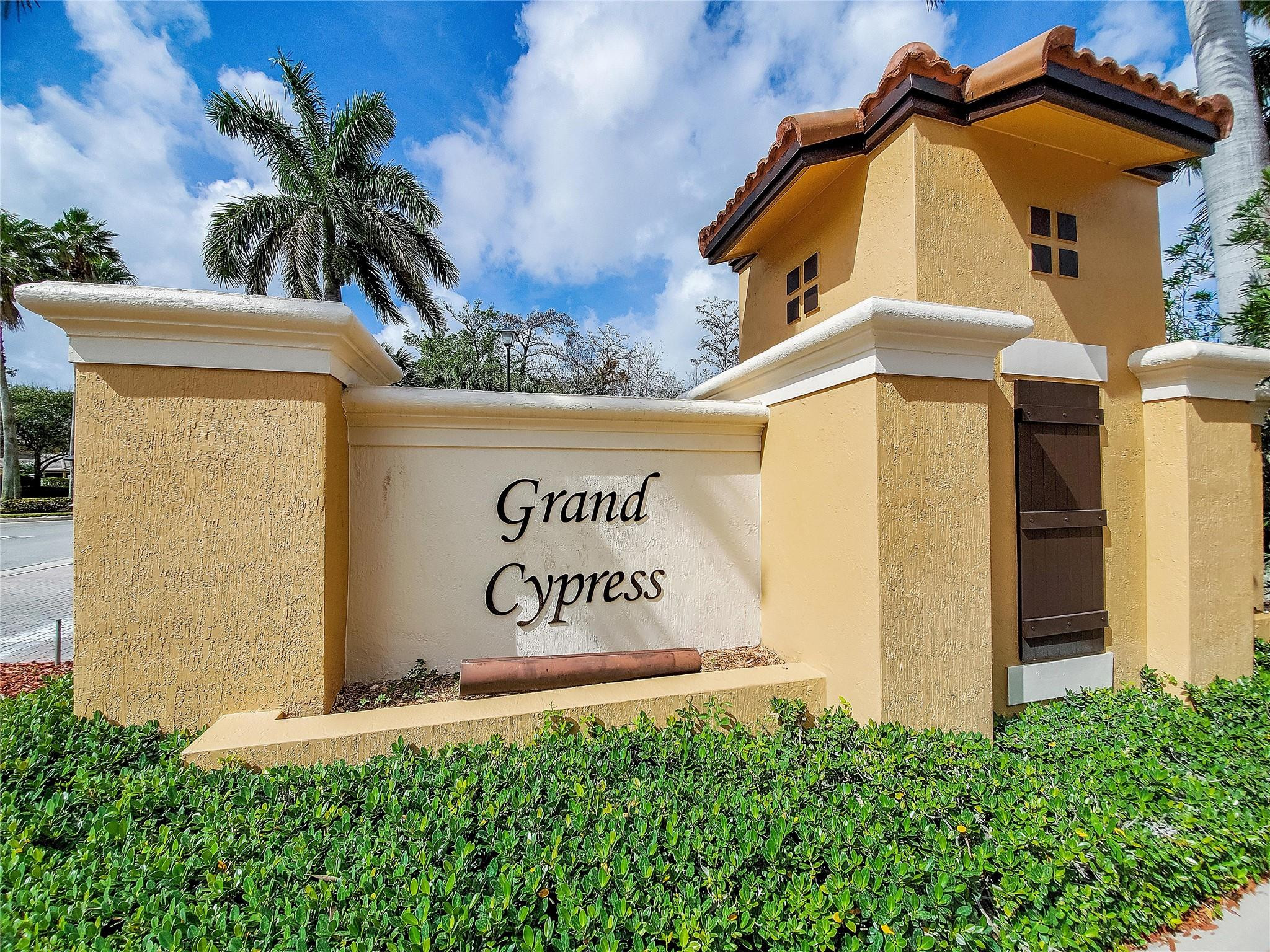 4716 N Grand Cypress Cir N 4716