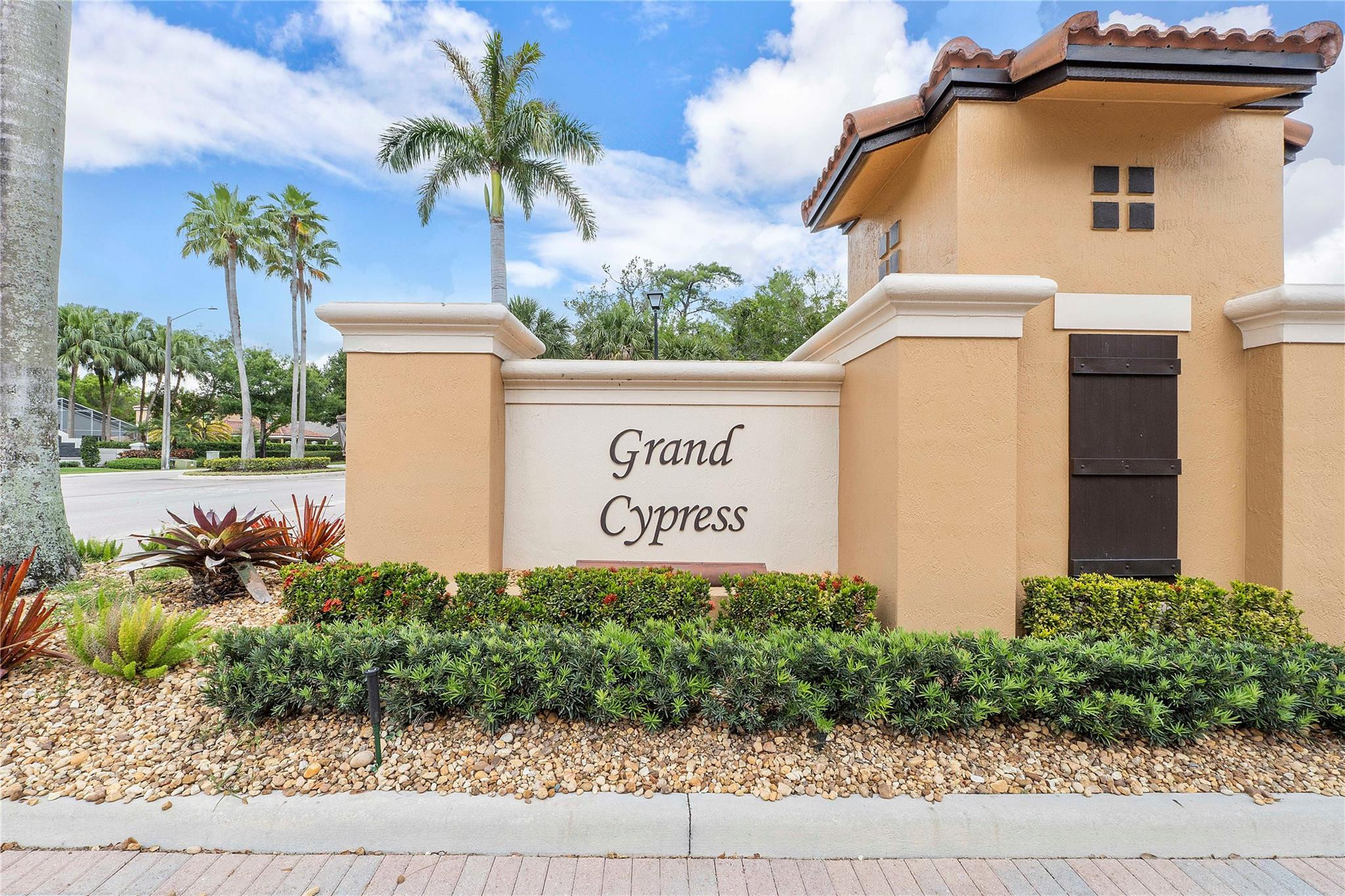 4716 N Grand Cypress Cir N 4716