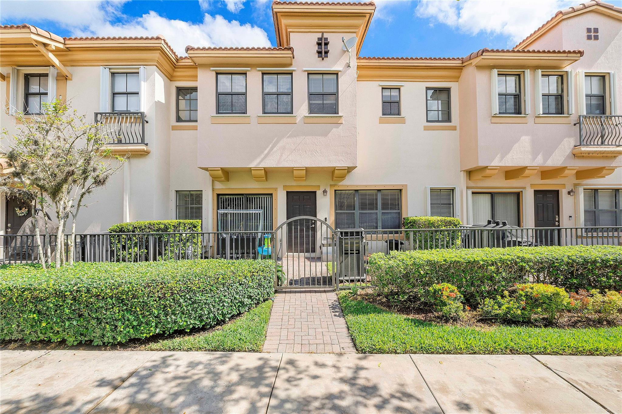 4716 N Grand Cypress Cir N 4716