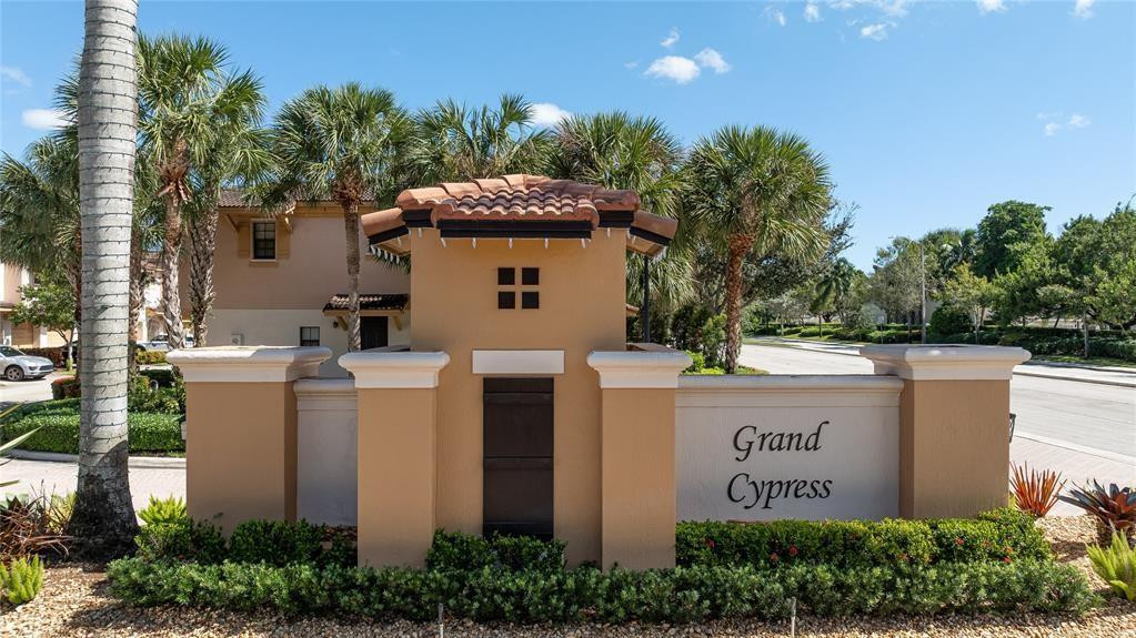 4716 N Grand Cypress Cir N 4716