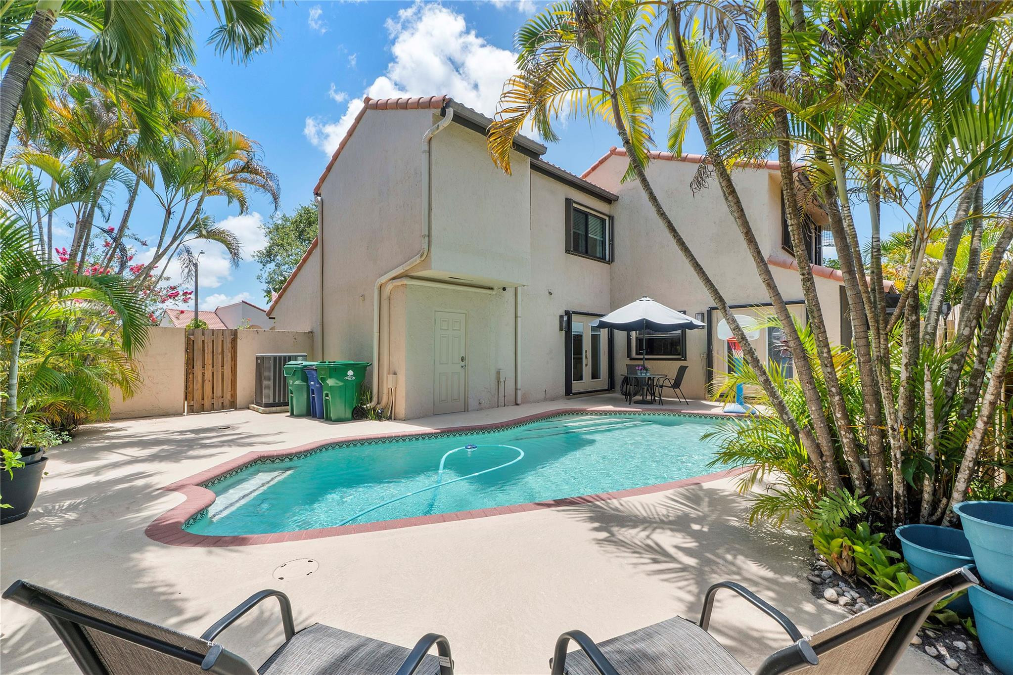2920 E Aviary Dr
