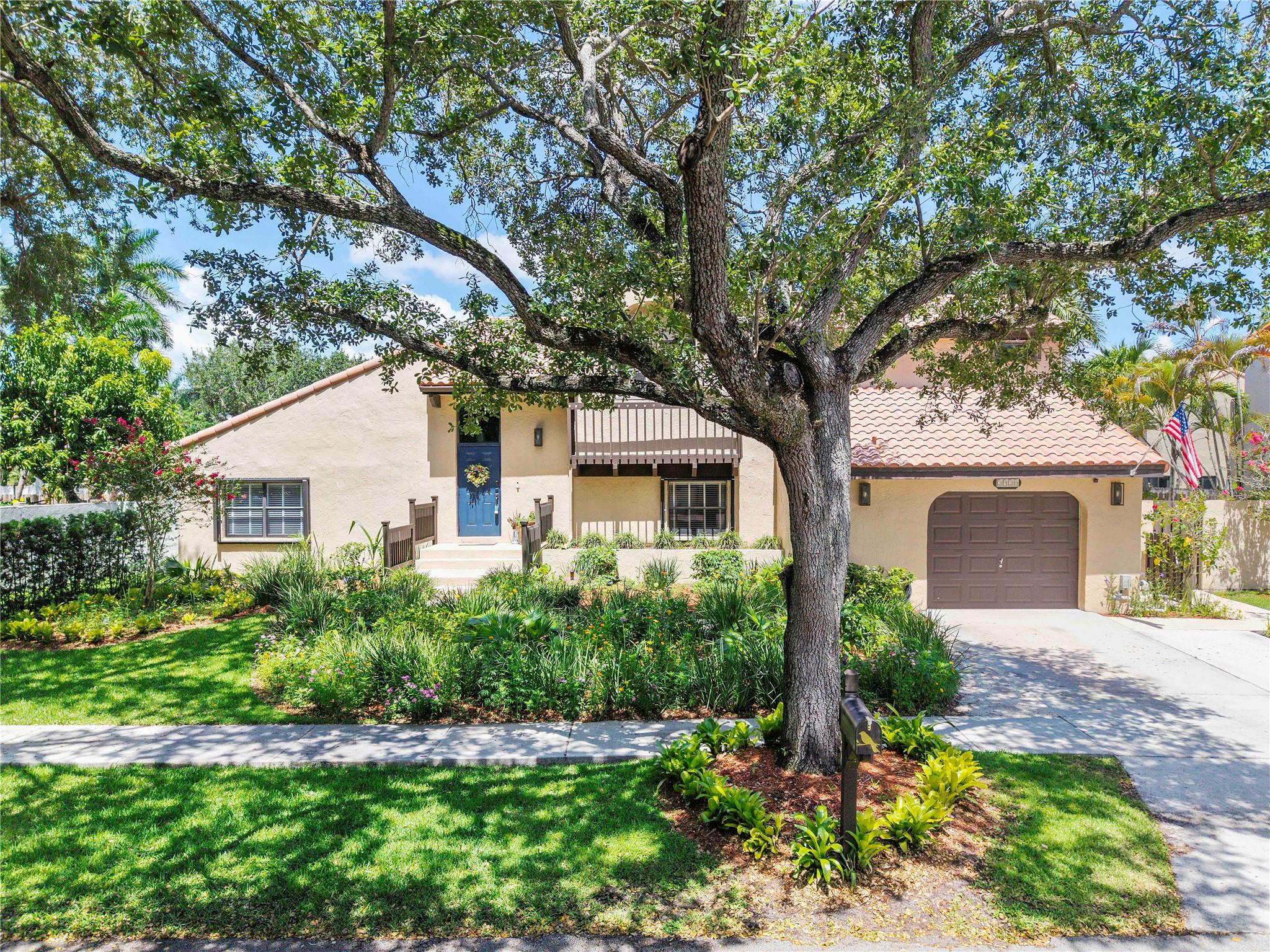2920 E Aviary Dr