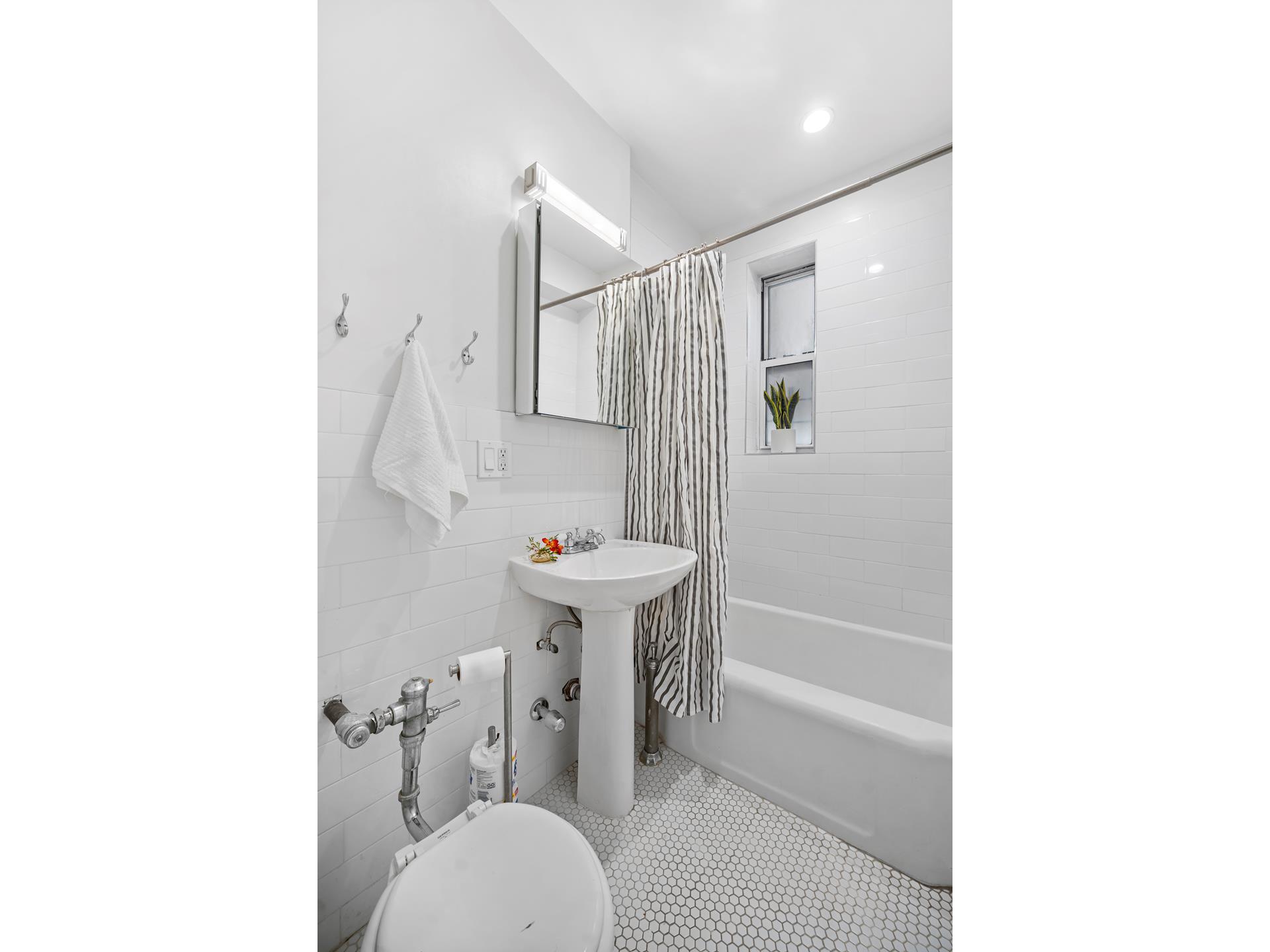 601 E 19TH Street 2M