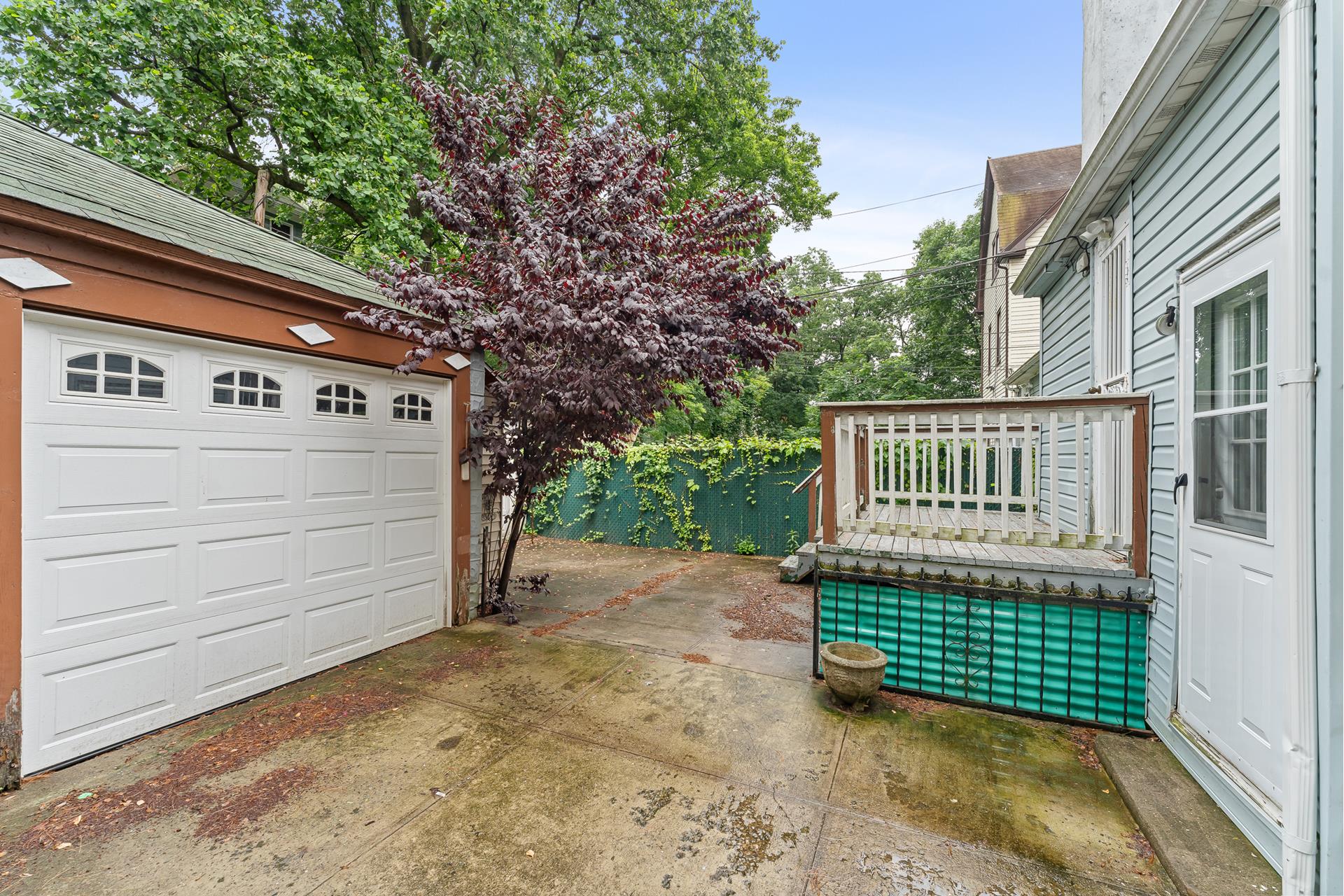 821 E 12TH Street