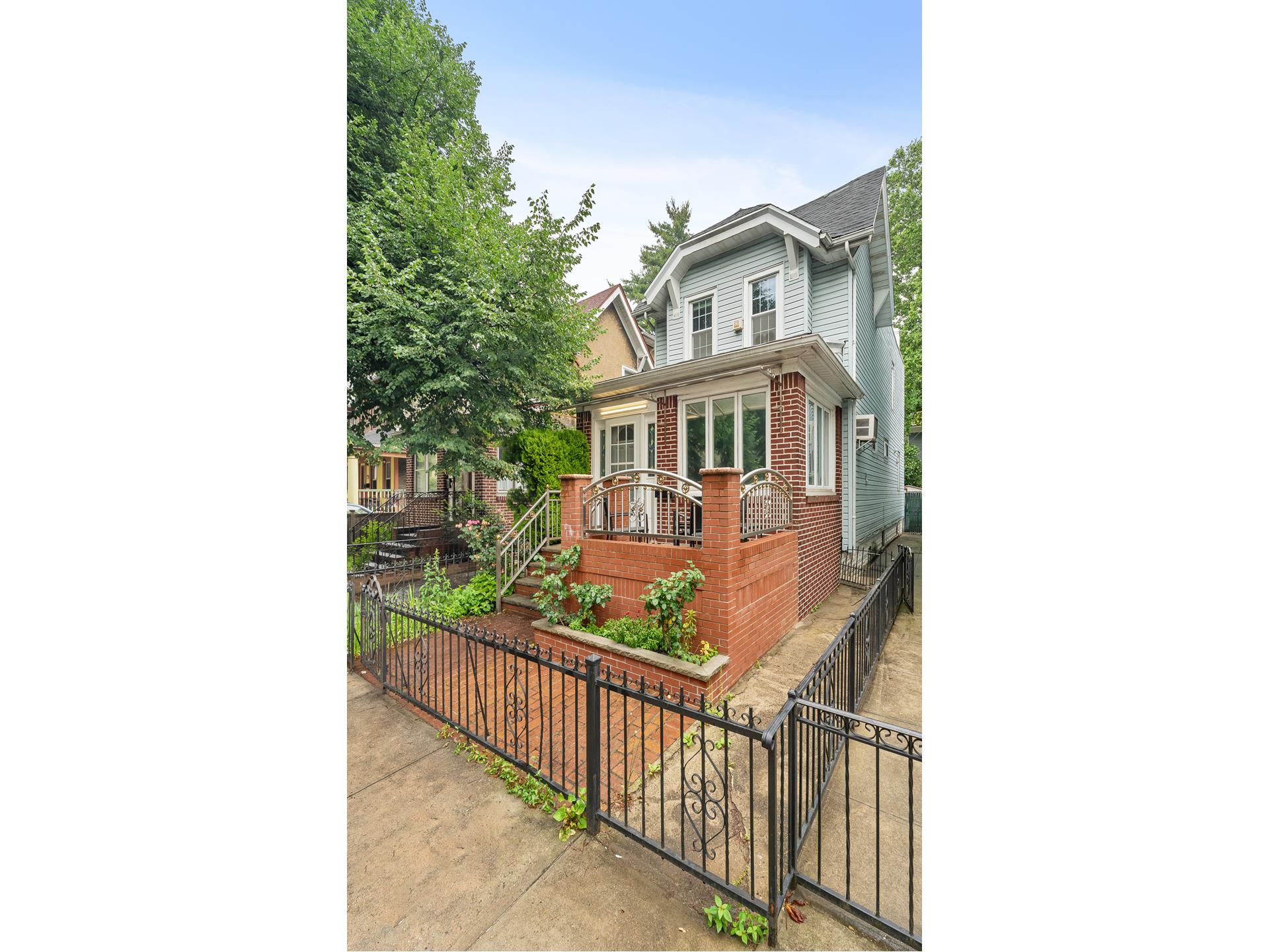 821 E 12TH Street
