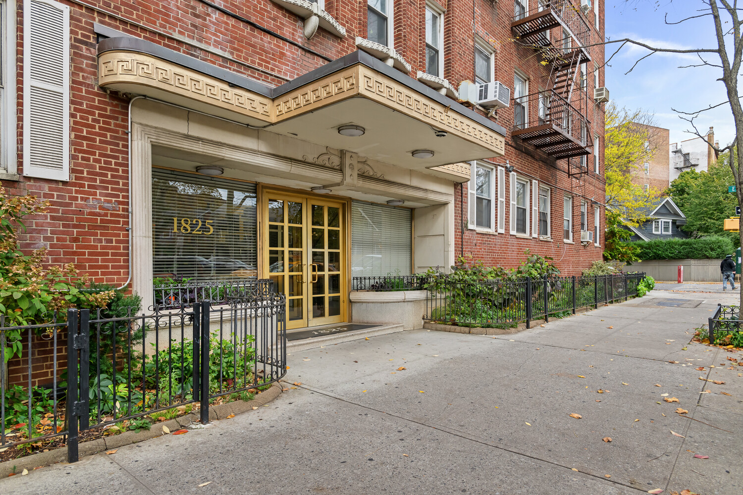 1825 FOSTER Avenue 6J