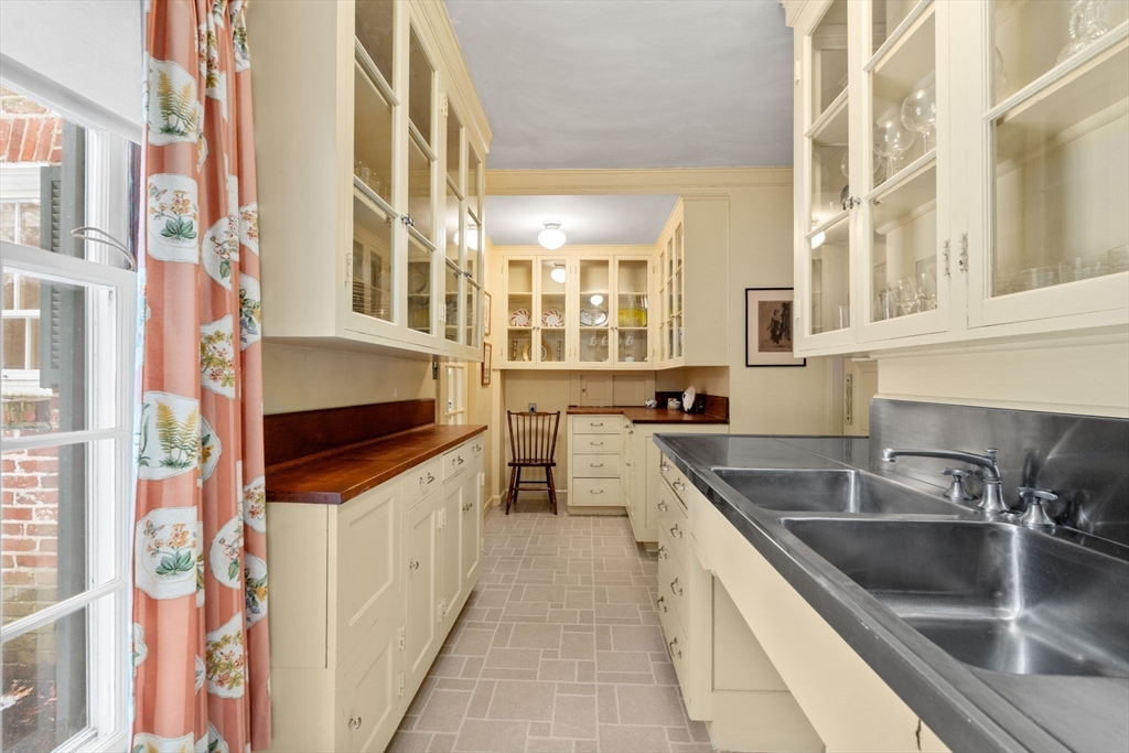 27 Laurel Rd