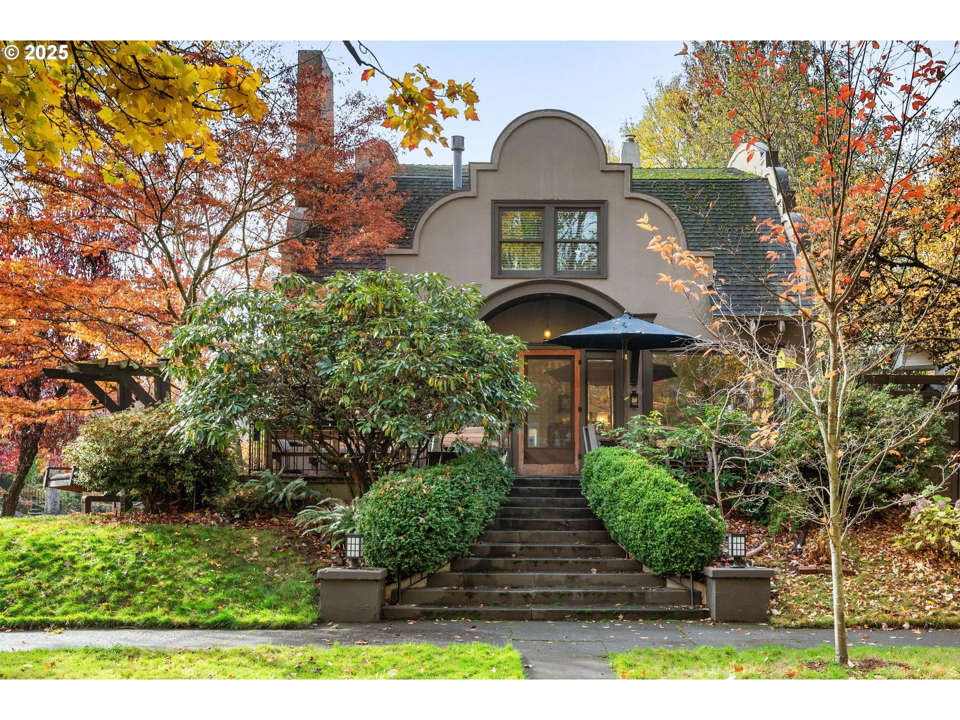 411 NE LADDINGTON CT