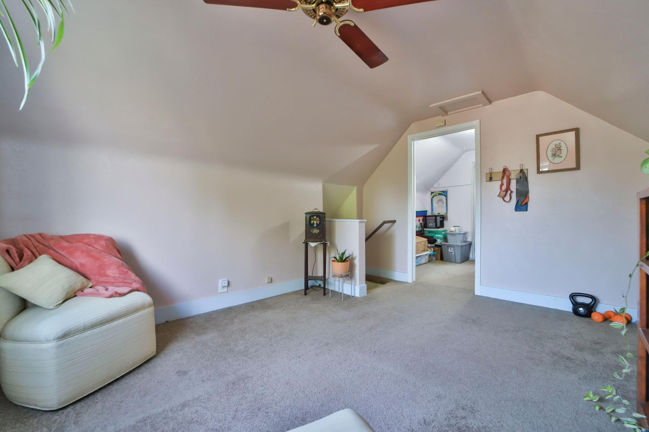 307 Leslie Avenue W