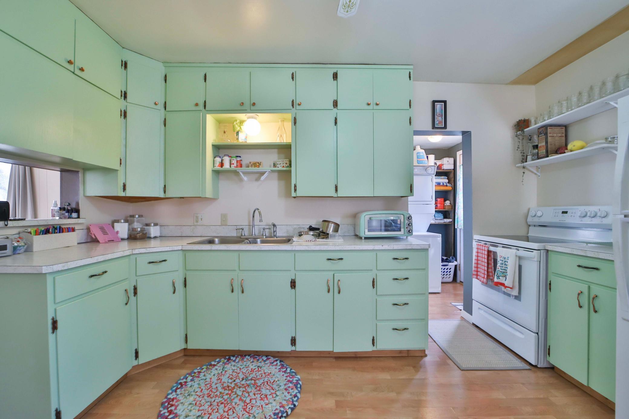 307 Leslie Avenue W