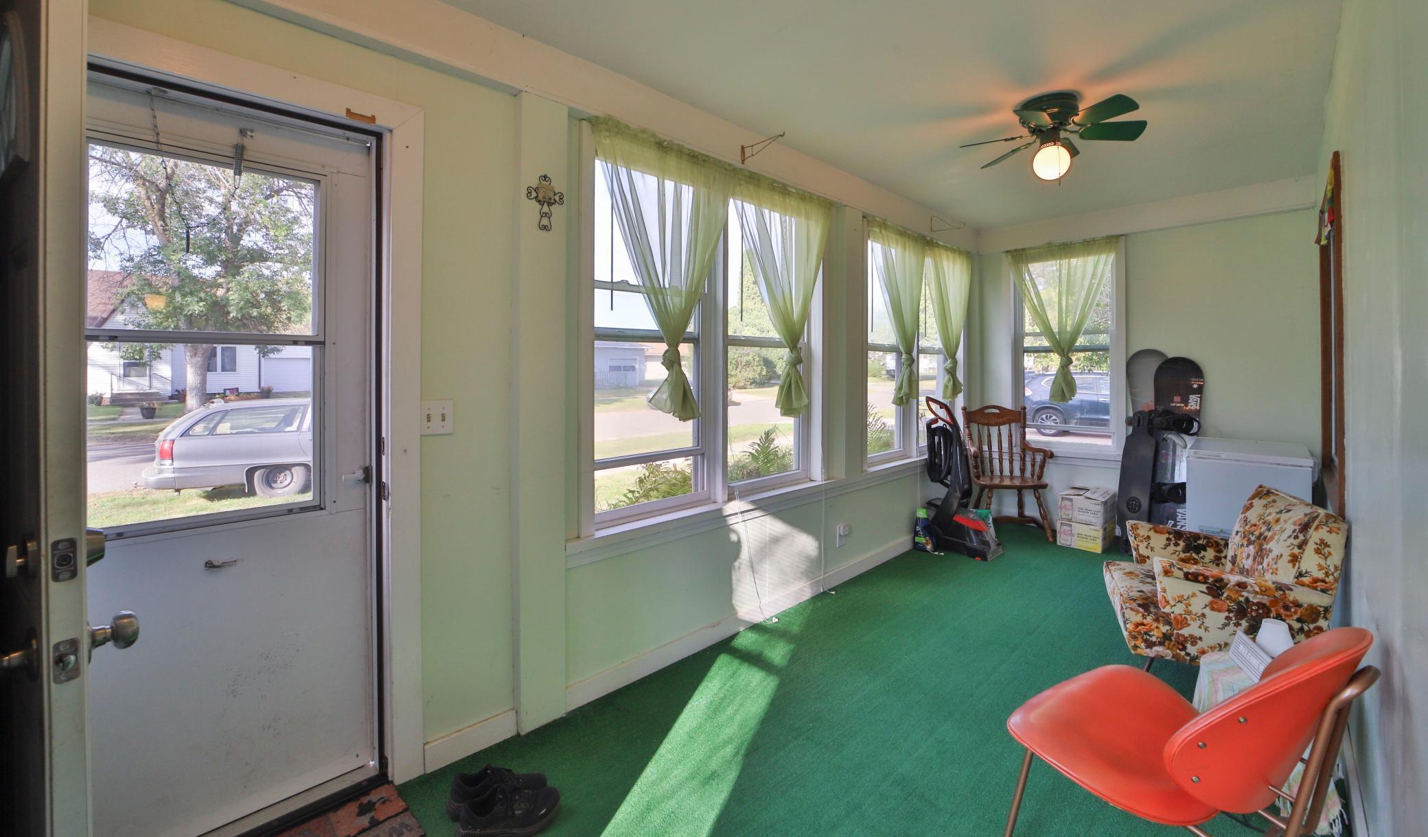 307 Leslie Avenue W